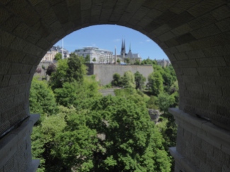 Blick auf die Kathedrale und das Petrusstal vom Fahrradweg unter dem Pont Adolphe