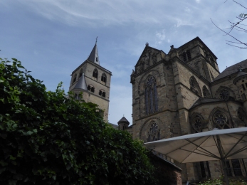 In der Weinstube. Rechts die gotische Liebfrauenkirche, daneben der Domturm.